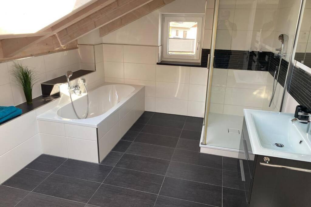 Lichtdurchflutete Wohnung Mit Grosser Dachterrasse Bruckmuhl Luaran gambar